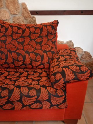 Conjunto 2 sofás tela naranja y negro