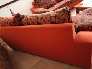 Conjunto 2 sofás tela naranja y negro