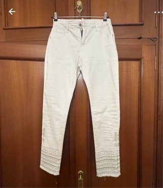 Pantalón vaquero beige con pedrería
