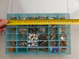 Caja con material para hacer bisutería