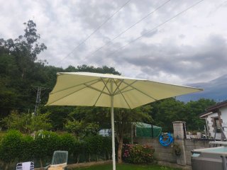 Sombrilla de terraza beige y blanca