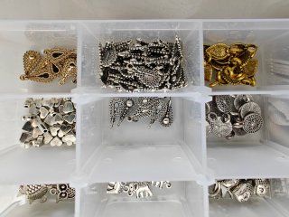 Caja con abalorios y dijes para bisutería
