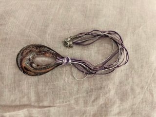 Collar con colgante de cristal y cordones