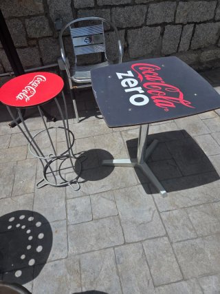 COCA-COLA - mesa y taburete alto.