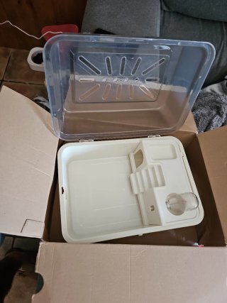 Terrario de plástico gris y transparente