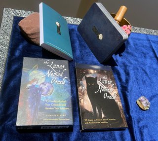 The Lunar Nomad Oracle Baraja Lenormand Mazo