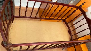 Cuna madera con colchón y sábanas