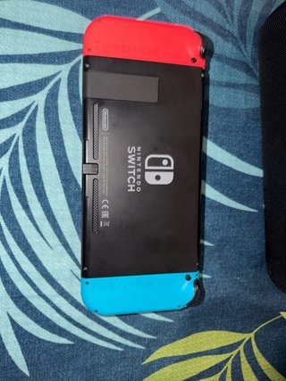 Nintendo Switch + Estuches de Viaje
