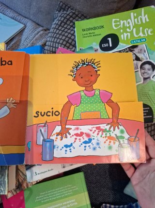 Libro infantil con 15 páginas de opuestos.