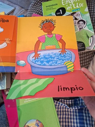 Libro infantil con 15 páginas de opuestos.