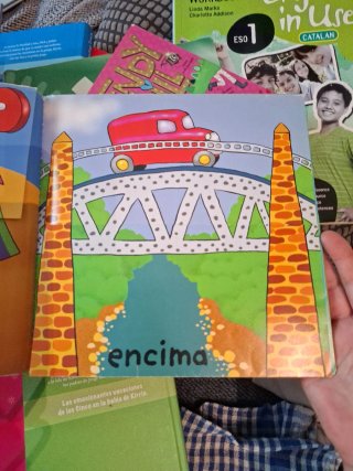 Libro infantil con 15 páginas de opuestos.