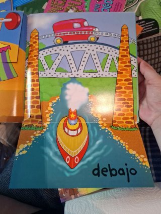 Libro infantil con 15 páginas de opuestos.