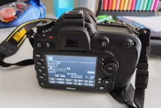 Nikon D7100 + Objetivo 18-105mm VR + Extras