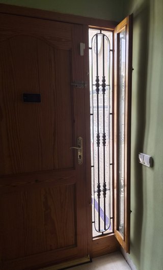 Puerta madera con fijo cristal