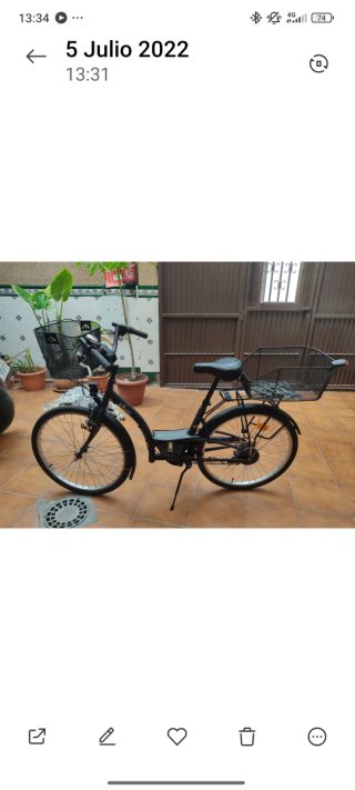 Bicicleta de paseo negra con cesta