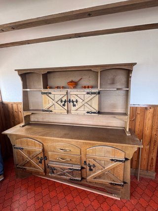 Mueble de madera rústico con puertas