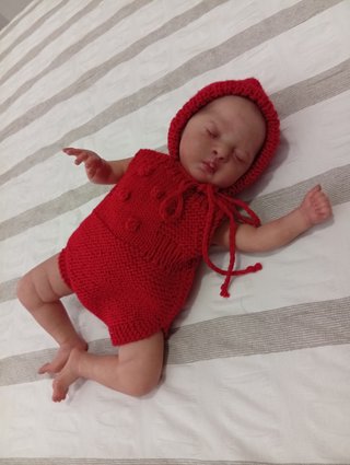 Conjunto punto rojo muñeca reborn 35cm.