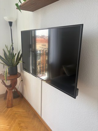 Televisor Negro es Nevir y no es smart tv