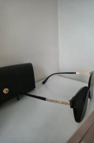 Gafas de sol SHEIN negras y doradas