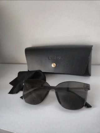 Gafas de sol SHEIN negras y doradas