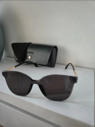 Gafas de sol SHEIN negras y doradas
