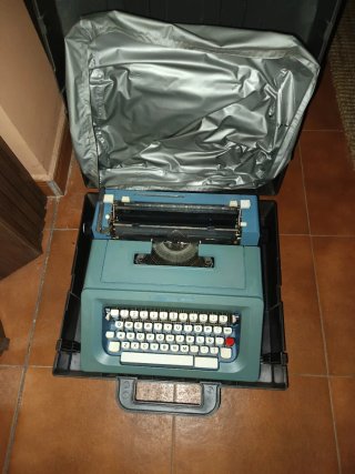 Máquina de escribir Olivetti maletín