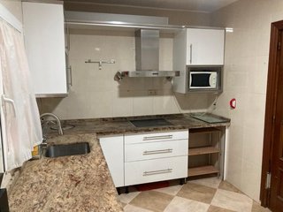 Cocina modular blanca y naranja