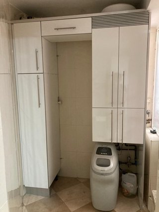 Cocina modular blanca y naranja
