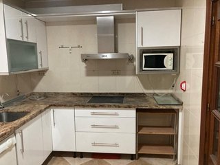 Cocina modular blanca y naranja