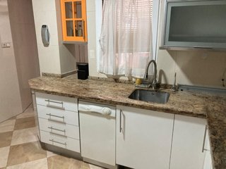 Cocina modular blanca y naranja