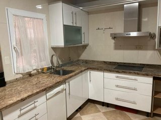 Cocina modular blanca y naranja