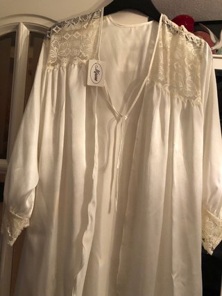 Camisola de raso con encaje,color marfil
