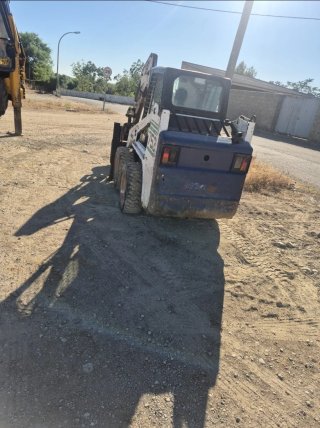 Mini cargadora Bobcat 753 con retro y cazos