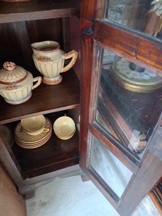 Vitrina de madera con cristal