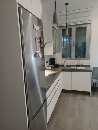 Cocina moderna plateada y blanca