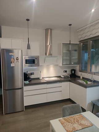 Cocina moderna plateada y blanca
