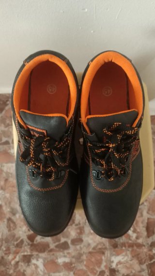 Zapatos de trabajo FERKO negros y naranjas
