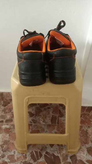 Zapatos de trabajo FERKO negros y naranjas