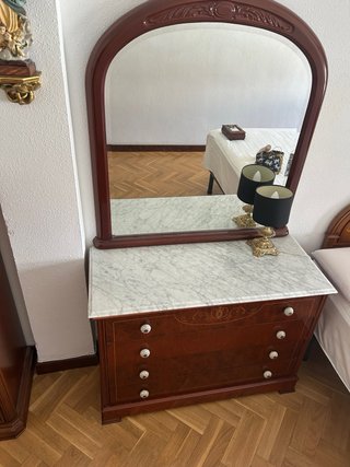 Cómoda de madera con espejo y mármol