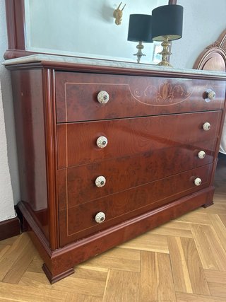 Cómoda de madera con espejo y mármol