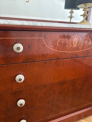 Cómoda de madera con espejo y mármol