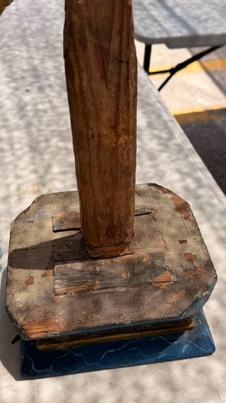 Virgen antigua con corona dorada