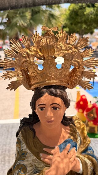 Virgen antigua con corona dorada