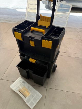 Caja de herramientas con compartimentos