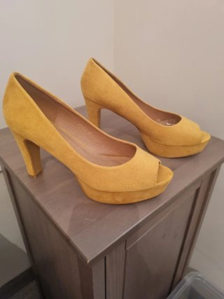 Zapatos de tacón amarillos