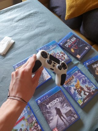 PS4 Nera + 9 Giochi + Controller