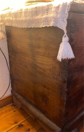 Baúl antiguo rústico de madera con cerradura