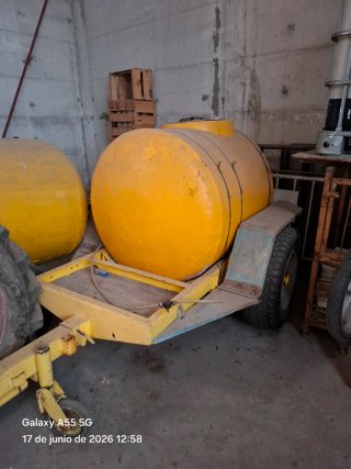 Remolque cisterna amarillo