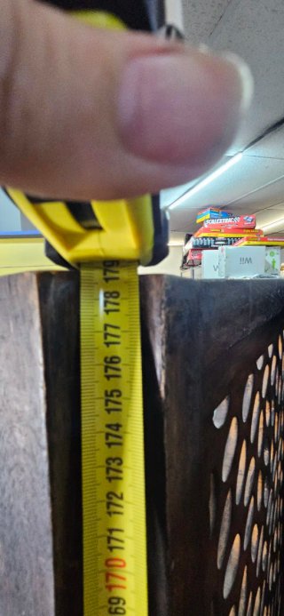 Biombo de madera oscura con diseño calado