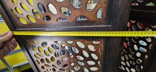 Biombo de madera oscura con diseño calado